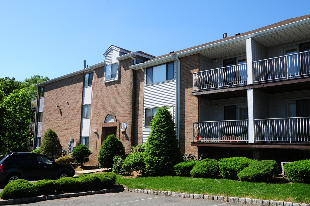 Edison Woods in Edison, NJ - Building Photo