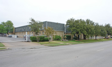 La Hacienda Apartments in Fort Worth, TX - Building Photo - Building Photo