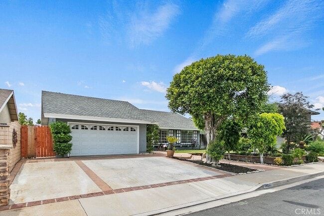 24031 Olivera Dr in Mission Viejo, CA - Foto de edificio - Building Photo