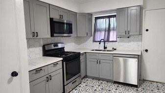 1610 Crestdale Dr in Houston, TX - Building Photo