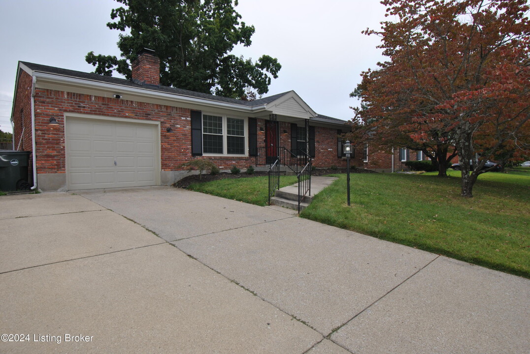 1910 Janlyn Rd in Louisville, KY - Building Photo