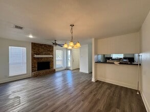 105 Romana Cir in Hewitt, TX - Building Photo - Building Photo