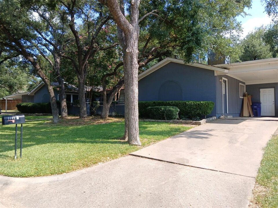 8803 Westover Club Dr in Austin, TX - Building Photo