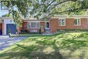 195 York Mills Rd in Toronto, ON - Building Photo