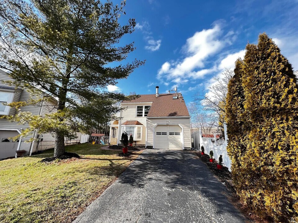 12 Ivy Way in Dayton, NJ - Building Photo