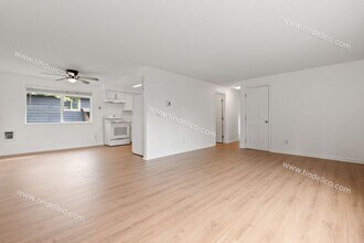 9137 N Adriatic Ave in Portland, OR - Building Photo - Building Photo