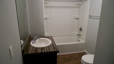 154 Evanson St in Winnipeg, MB - Building Photo - Building Photo