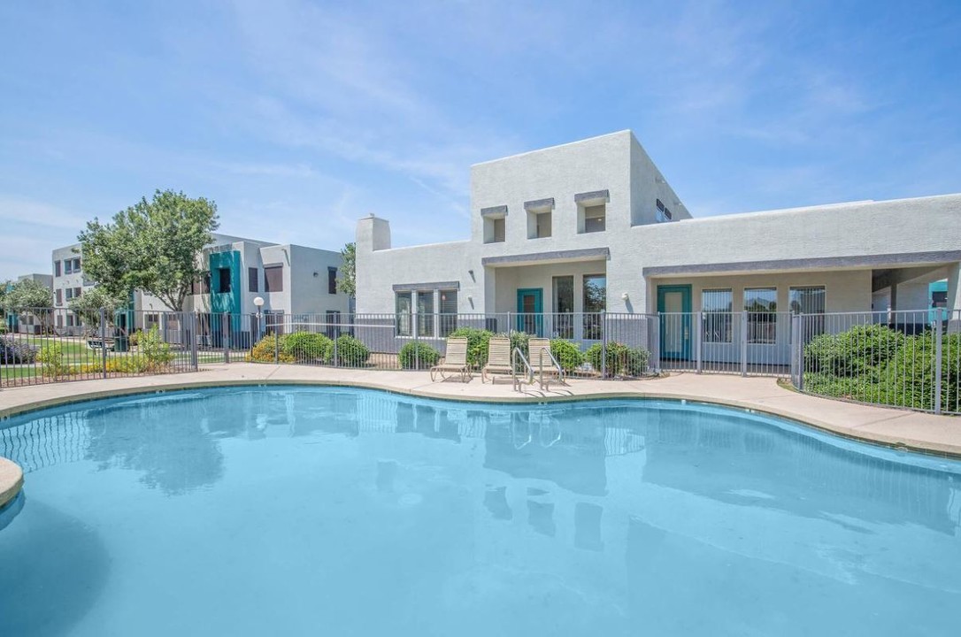 Desert Eagle in Glendale, AZ - Foto de edificio