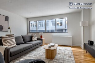 123 E 54th St in New York, NY - Building Photo