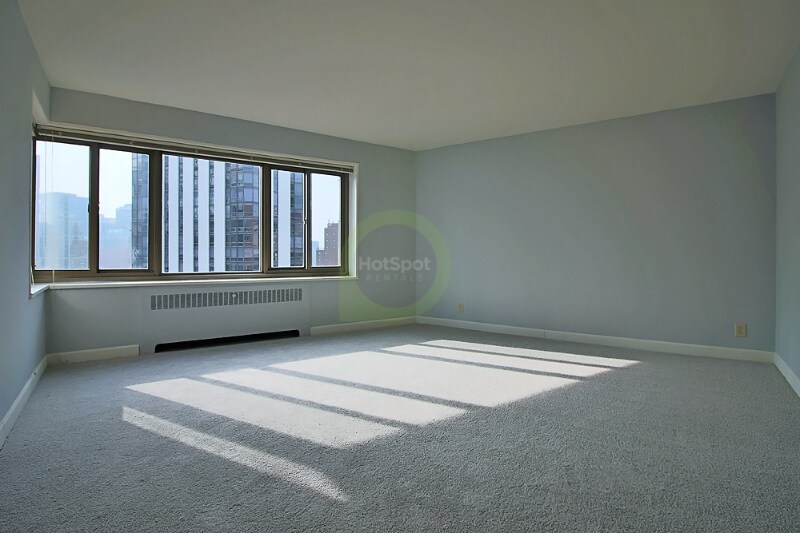 1379 S Shore Dr in Chicago, IL - Building Photo