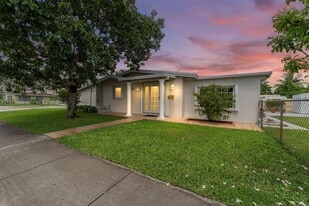 361 SE 6th Ave in Hialeah, FL - Building Photo