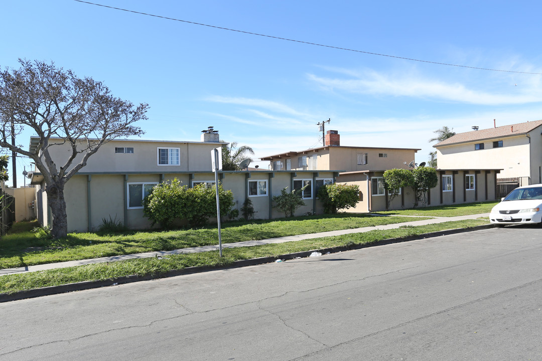 410 Canterbury Way in Oxnard, CA - Building Photo