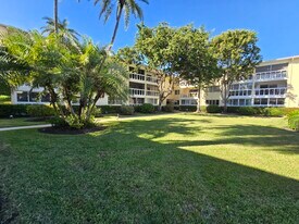 60 Venetian Dr in Delray Beach, FL - Building Photo