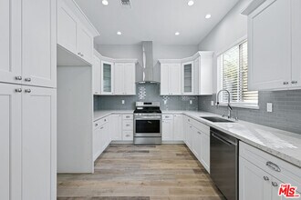 13550 Hamlin St in Los Angeles, CA - Building Photo - Building Photo