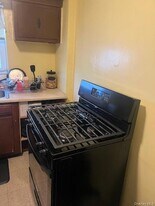 66 Lee Ave, Unit First Floor in Yonkers, NY - Building Photo