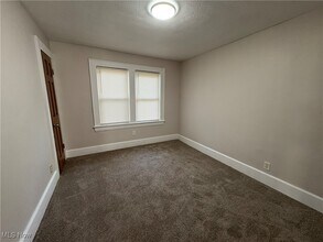 2420 E Market St in Akron, OH - Foto de edificio - Building Photo