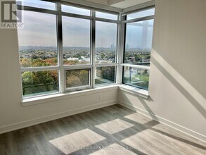 30 Upper Mall Wy in Vaughan, ON - Building Photo - Building Photo