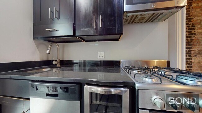 382 E 10th St in New York, NY - Building Photo - Building Photo