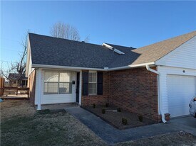 317 S 11th Pl in Rogers, AR - Building Photo