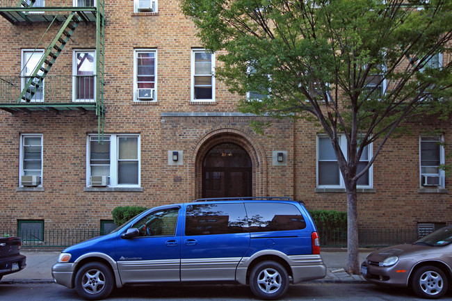 28-46 34th St in Long Island City, NY - Foto de edificio - Building Photo