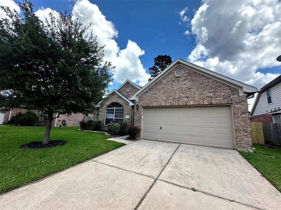 2047 Lulach Ln in Conroe, TX - Building Photo