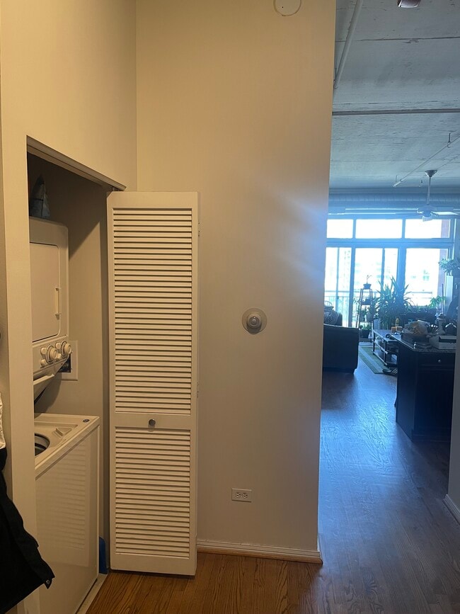 950 W Monroe St, Unit 803 in Chicago, IL - Foto de edificio - Building Photo