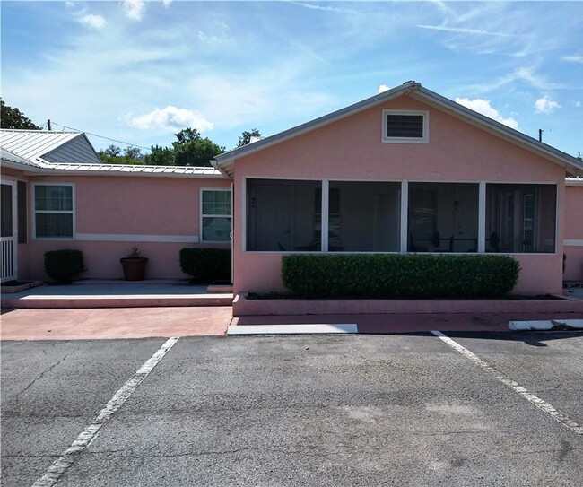 Two Rivers Inn in Dunnellon, FL - Building Photo - Building Photo