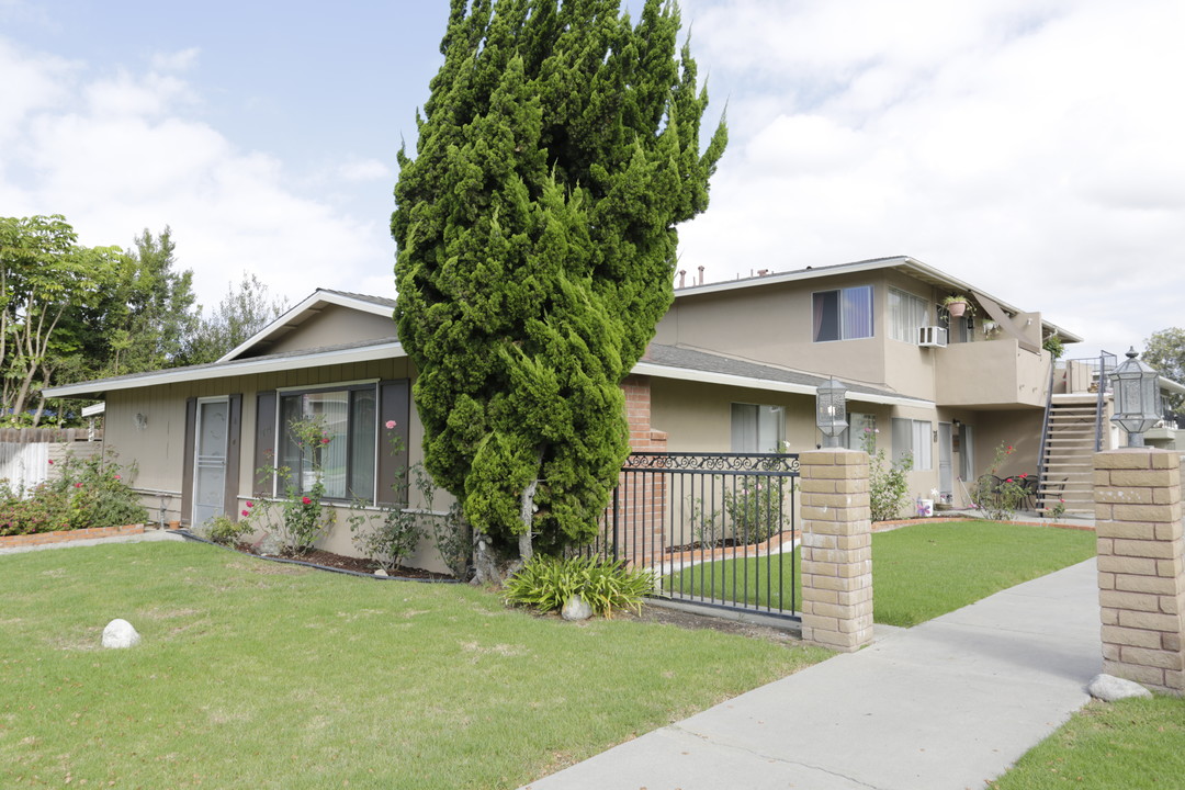 1574 Caraway Dr in Costa Mesa, CA - Foto de edificio