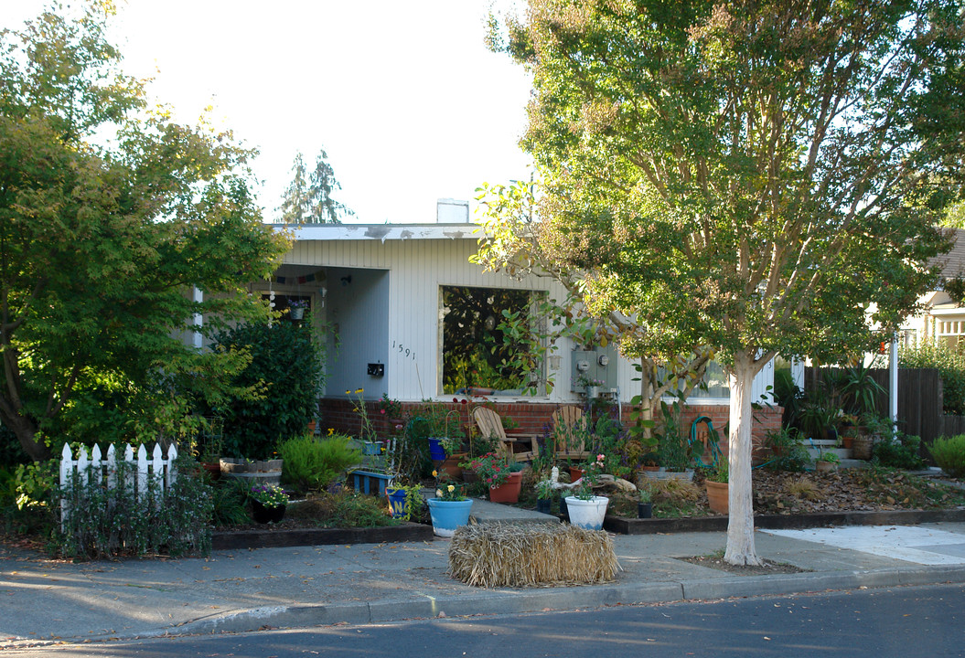 1591 Wright St in Santa Rosa, CA - Building Photo