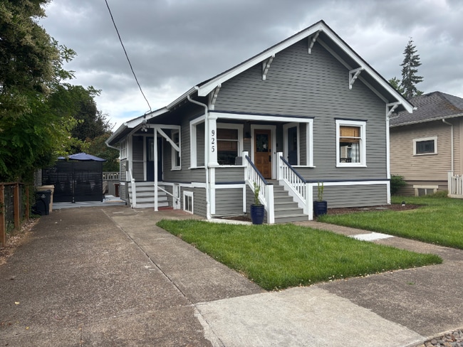 property at 925 SW Walnut St