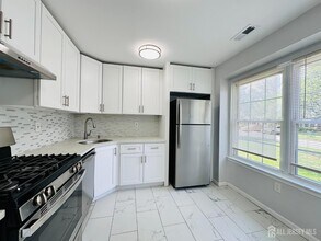 363 Constitution Cir in North Brunswick, NJ - Building Photo - Building Photo