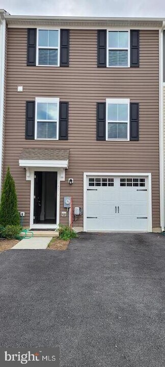 1047 Wickersham Wy in Middletown, DE - Building Photo