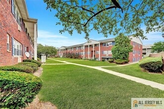 32 Woodedge Ave in Edison, NJ - Building Photo - Building Photo