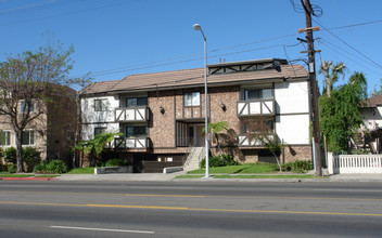 6543 Woodman Ave in Van Nuys, CA - Building Photo - Building Photo