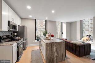 1601 Cherry St in Philadelphia, PA - Building Photo