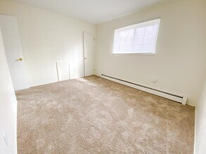 Evergreen Village Apartments & Townhouses in Elyria, OH - Foto de edificio - Building Photo