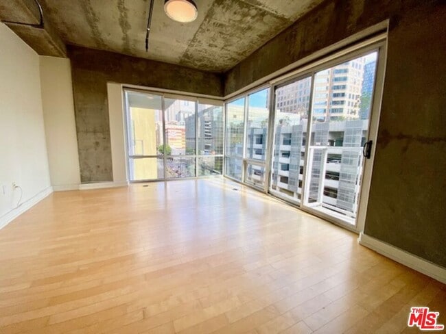 645 W 9th St in Los Angeles, CA - Building Photo - Building Photo