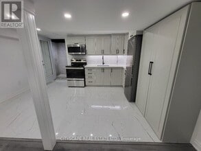 3207 Pebblewood Rd in Mississauga, ON - Building Photo - Building Photo