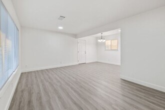 1406 W Roosevelt Ave in Visalia, CA - Foto de edificio - Building Photo