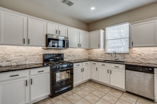 2443 Green Meadows Ln in Buda, TX - Building Photo - Building Photo