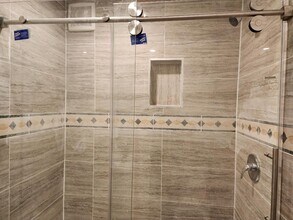 3045 68th St, Unit Woodsude large 2 BR in Woodside, NY - Foto de edificio - Building Photo