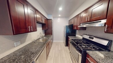 Cozy Perfect Location Three Bedroom Available in Los Angeles! in Los Angeles, CA - Building Photo - Interior Photo