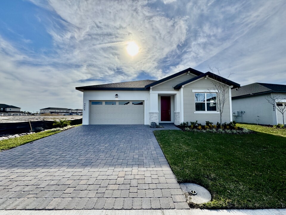4866 Shady Pnes Dr in St. Cloud, FL - Foto de edificio