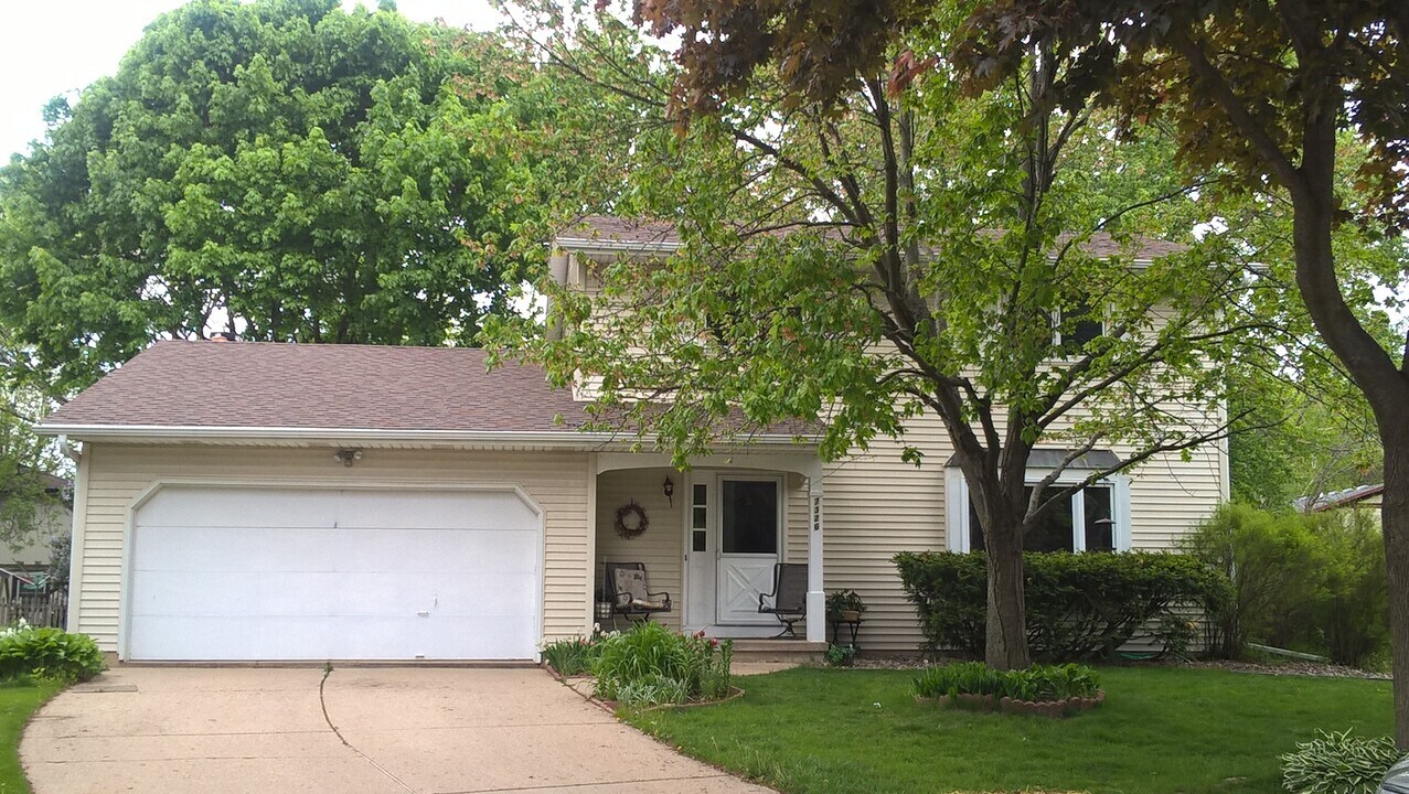 7326 Harvest Hill Rd in Madison, WI - Building Photo