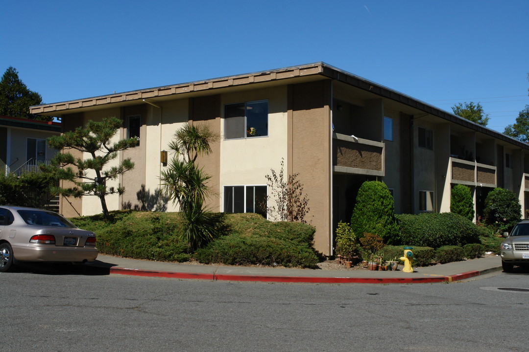 Lincoln Manor in Millbrae, CA - Building Photo