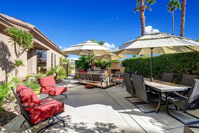 440 Desert Holly Dr in Palm Desert, CA - Building Photo - Building Photo