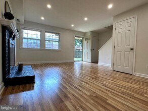 411 Hampton Ct in Falls Church, VA - Foto de edificio - Building Photo