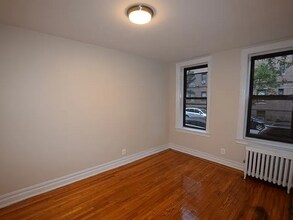 25-10 31st Ave, Unit #1F in Queens, NY - Foto de edificio - Building Photo