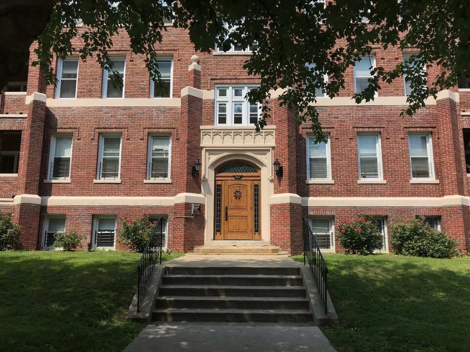 Guilford Hall Apartments in Baltimore, MD - Building Photo