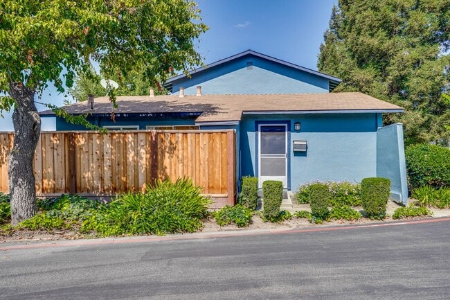 5529 Entrada Cedros in San Jose, CA - Building Photo - Building Photo